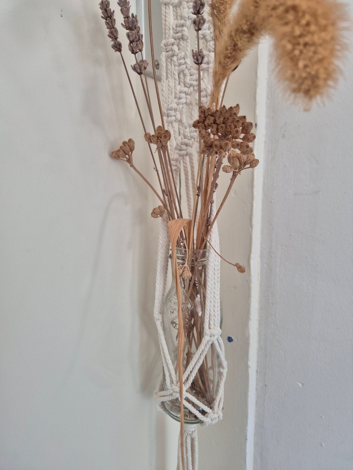 Macramé vaasje met of zonder droogbloemen - Leuke decoratie, Wit, Ophalen of Verzenden, Handgemaakt, Glas
