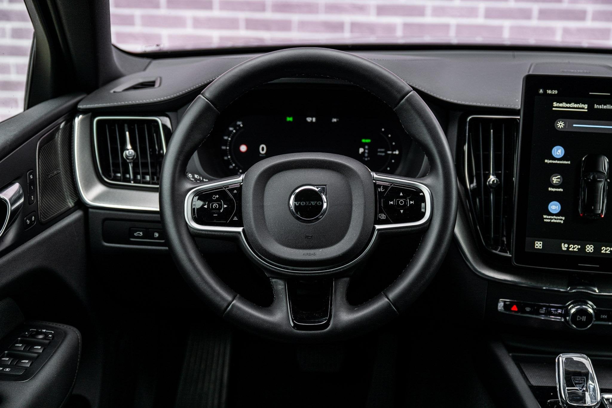 Volvo XC60 2.0 T6 Plug-in Hybrid AWD Ultra Black Edition | P, Gebruikt, Euro 6, 4 cilinders, Zwart