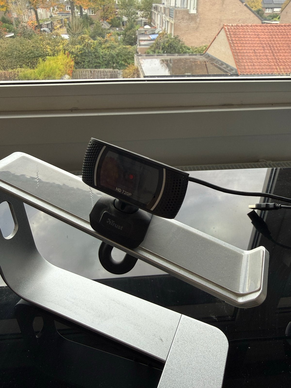 Trust HD 720P Webcam met Microfoon, Computers en Software, MacOS, Ophalen of Verzenden, Zo goed als nieuw, Monitorclip