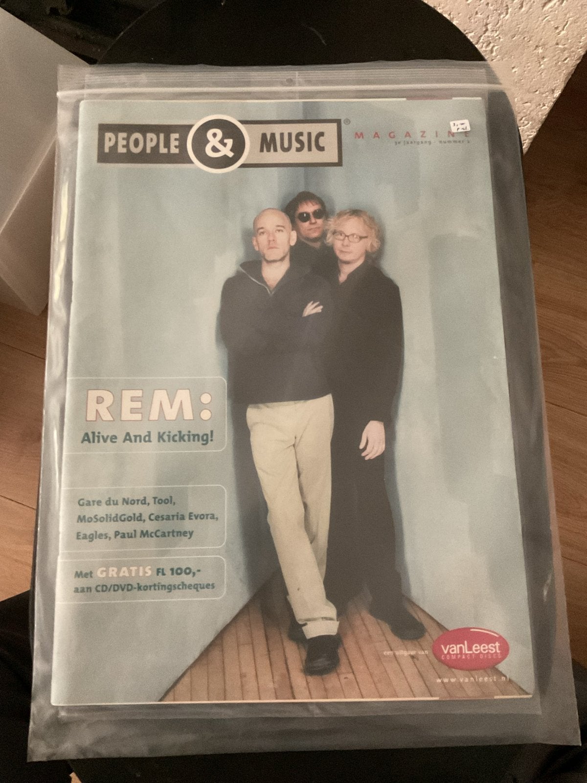 People & Music Magazine - REM: Alive And Kicking!, Verzenden, Zo goed als nieuw, Artiest