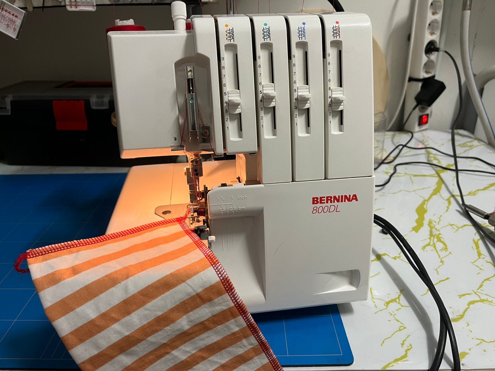 Bernina 800DL lockmachine, Hobby en Vrije tijd, Naaimachines en Toebehoren, Ophalen of Verzenden, Zo goed als nieuw, Lockmachine