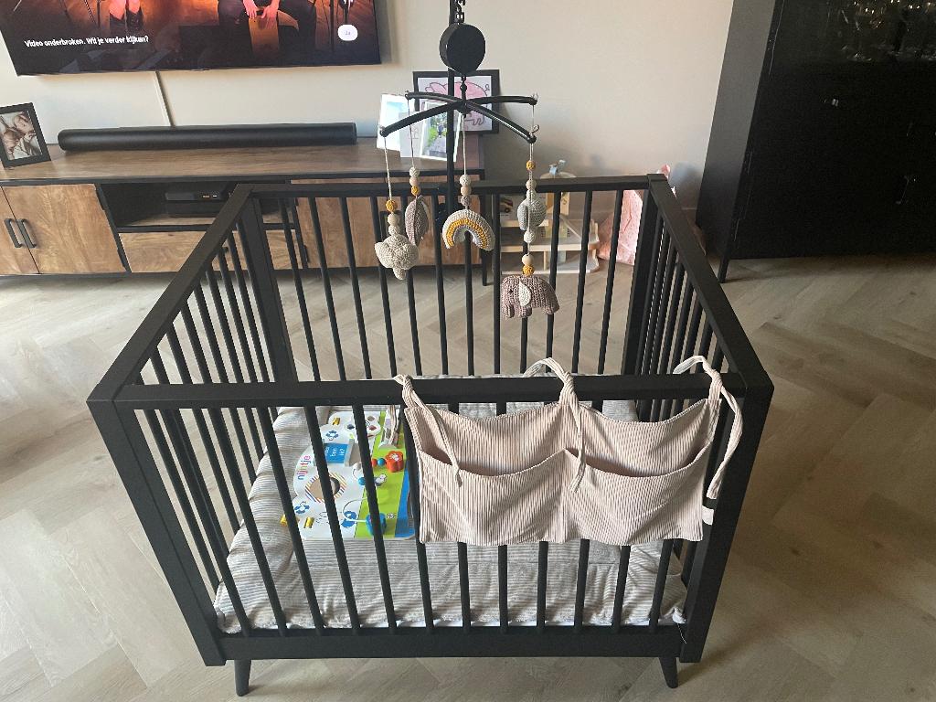 Evy houten Baby Box mat zwart, Ophalen, Zo goed als nieuw, Rechthoekig, In hoogte verstelbaar
