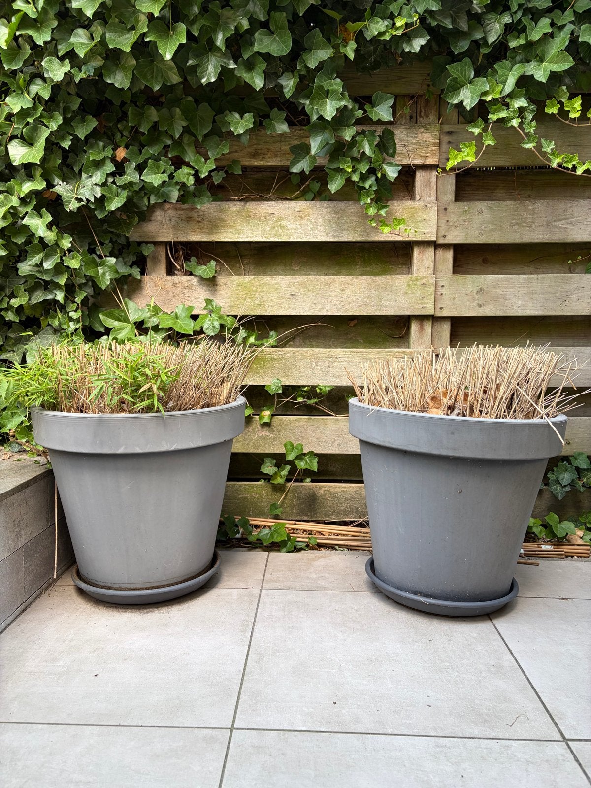 Set van 2 XL kunststof bloempotten met schotels (60x50cm), Tuin en Terras, Bloempotten, Ophalen, Kunststof, Gebruikt, 40 cm of meer