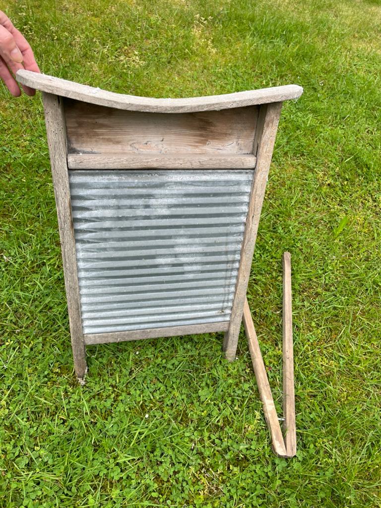 Antieke wasbord met wasstamper, Ophalen