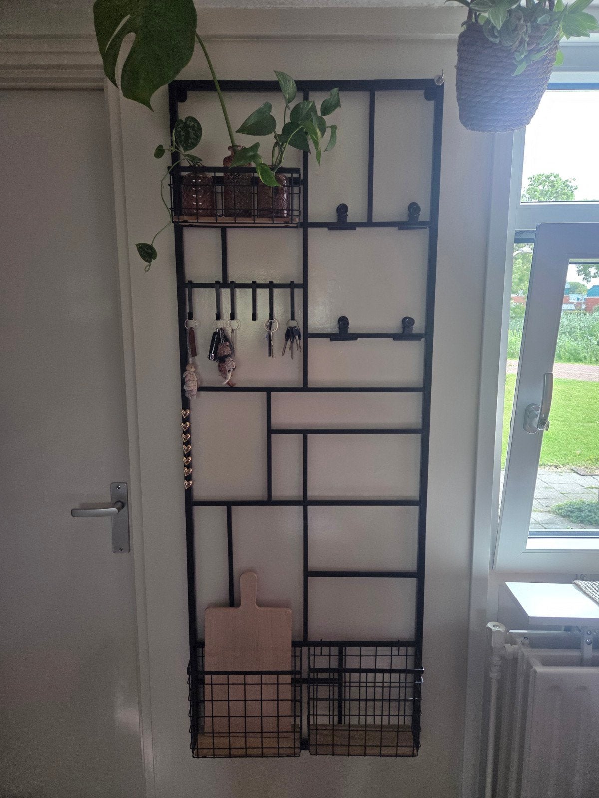 Wandrek XXL met clips, haakjes en mandjes zwart van Xenos, Huis en Inrichting, Woonaccessoires | Wandplanken en Boekenplanken