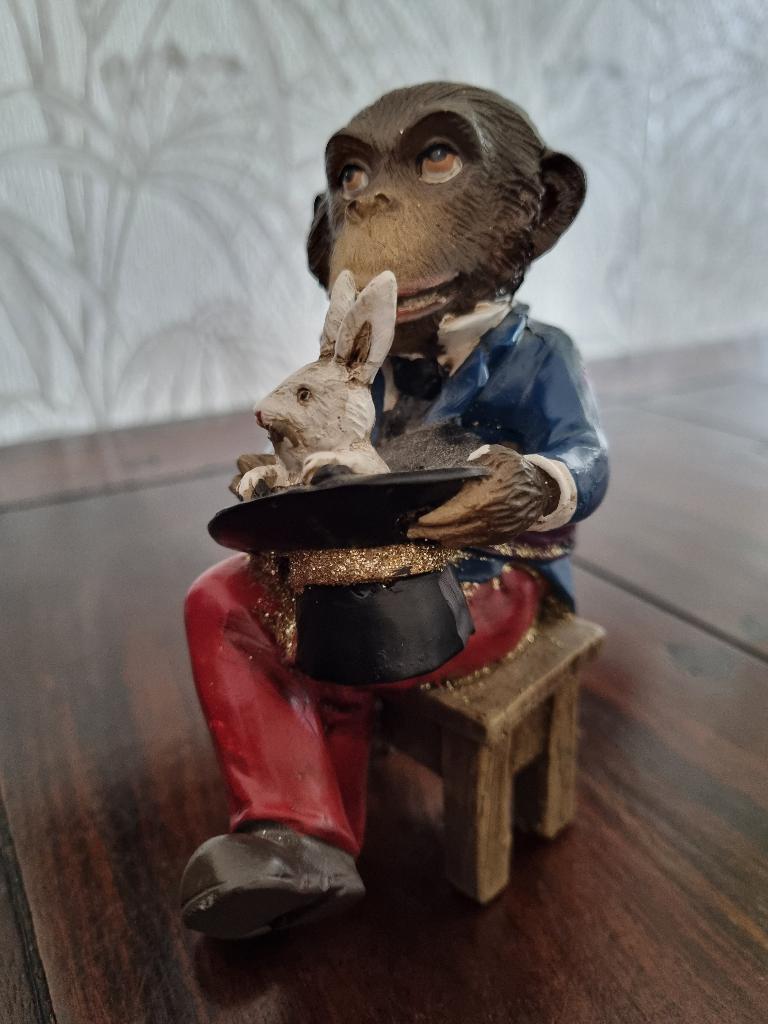 Brocante Aapje op een Stoel - Konijn uit Hoge Hoed., Ophalen of Verzenden
