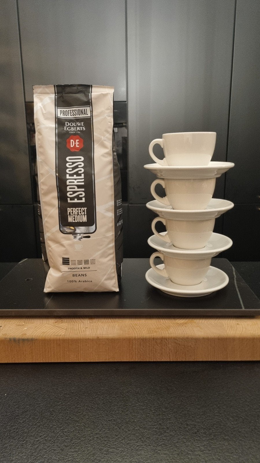 1000g Douwe Egberts koffiebonen + 4 kop & schotels, Ophalen of Verzenden, Porselein, Overige stijlen, Kop(pen) en/of Schotel(s)