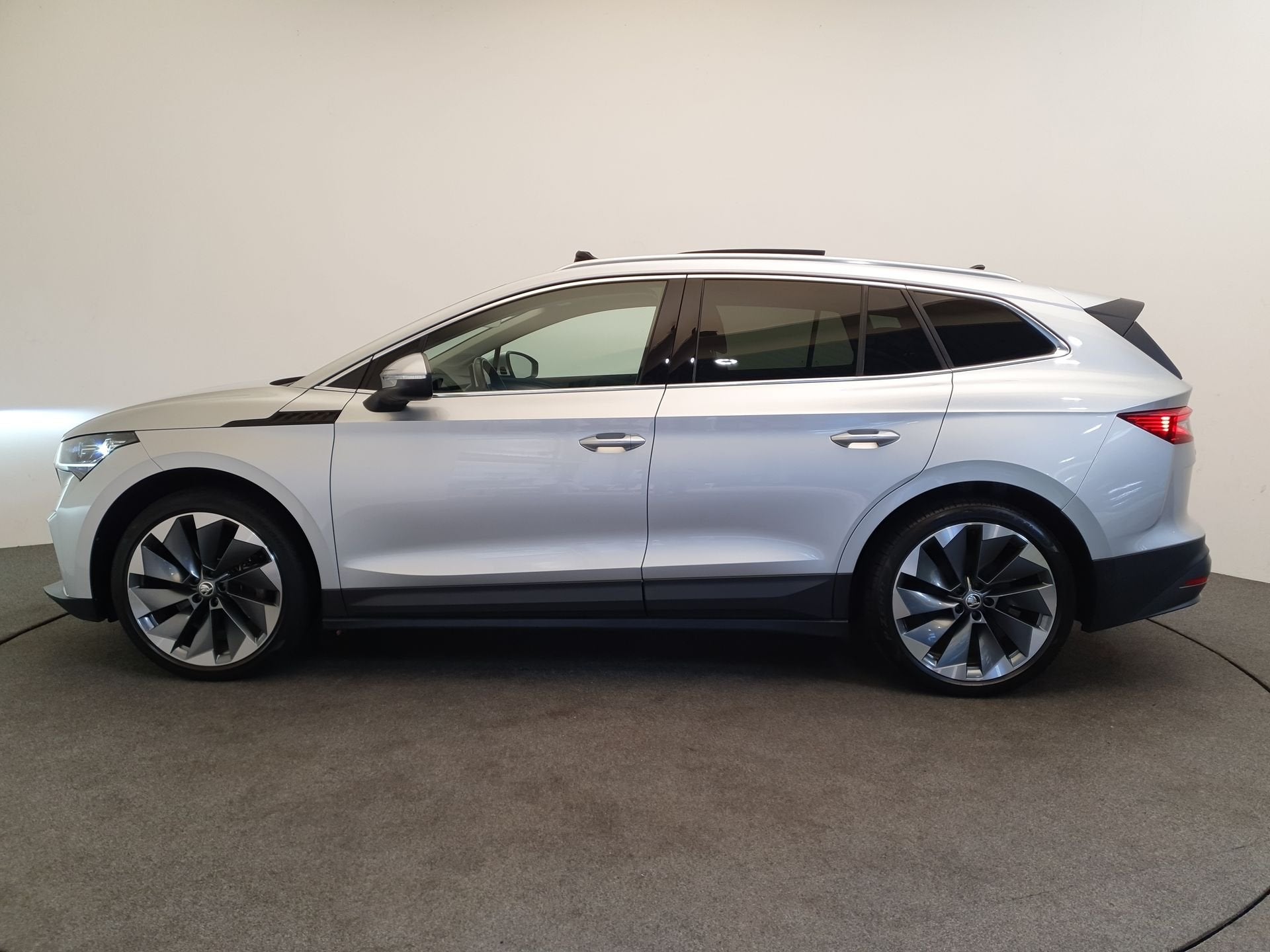 Skoda Enyaq iV 80 First Edition 92% SOH, Panoramadak, Leder, Auto's, Automaat, Achterwielaandrijving, Gebruikt, Zwart