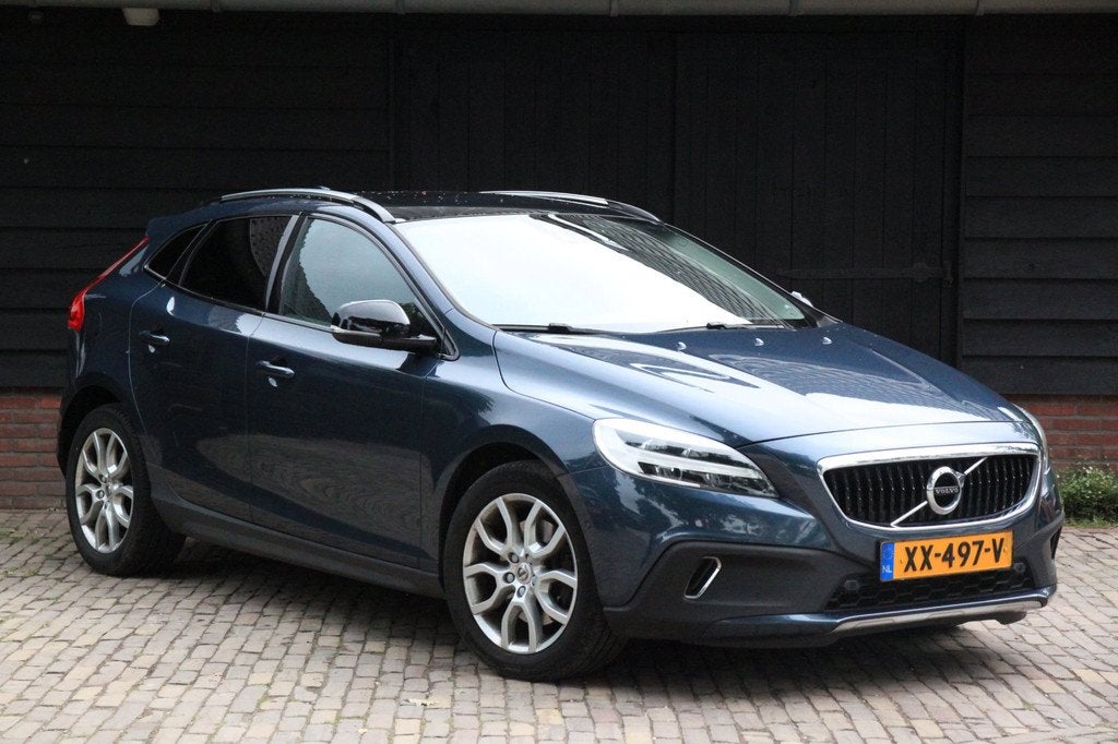 Volvo V40 Cross Country 1.5 T3 Polar+ Luxury Panorama/Camera, 4 cilinders, 700 kg, Blauw, 152 pk