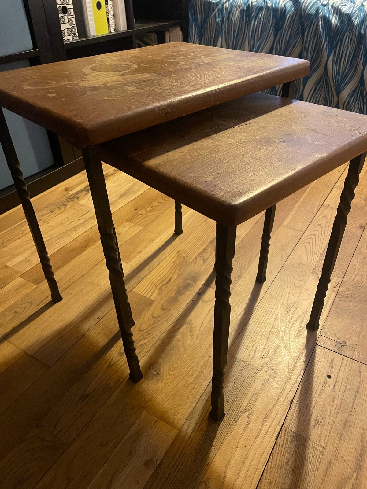 Retro bijzettafeltjes met gietijzeren poten, Huis en Inrichting, Ophalen, Gebruikt, Vierkant, Hout