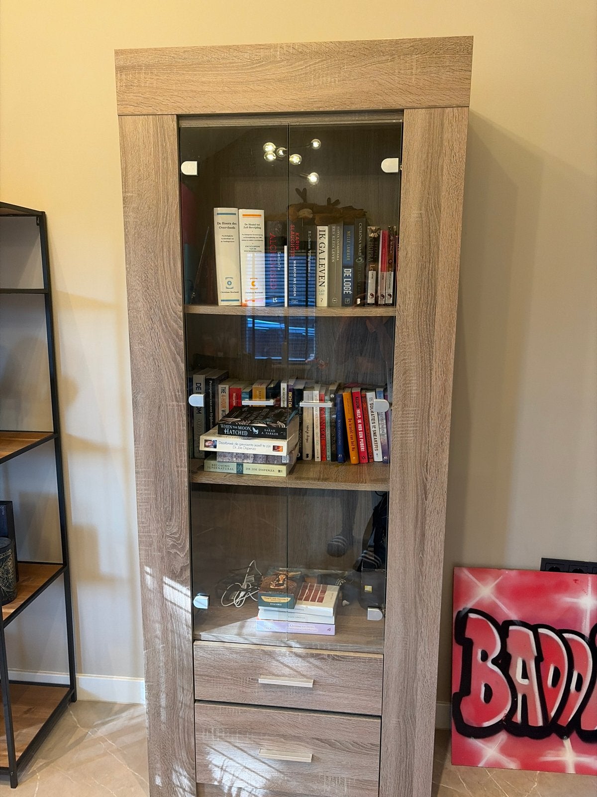 Moderne vitrinekast met lades en glazen deur, Ophalen, Minder dan 50 cm, 200 cm of meer, Zo goed als nieuw