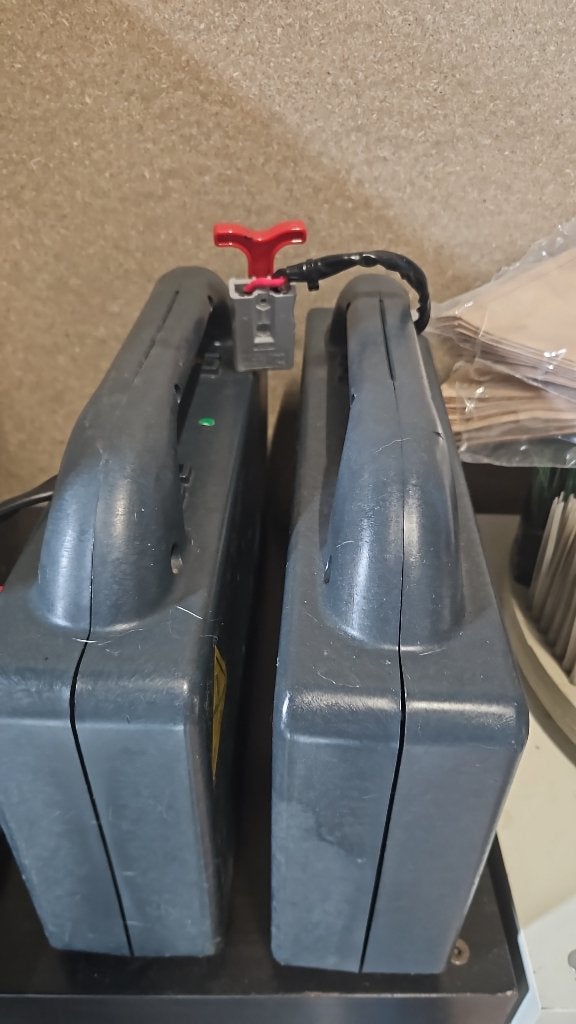Schrobzuigmachine Numatic 1840 met 2 accus, Ophalen, Zo goed als nieuw, Schrobmachine