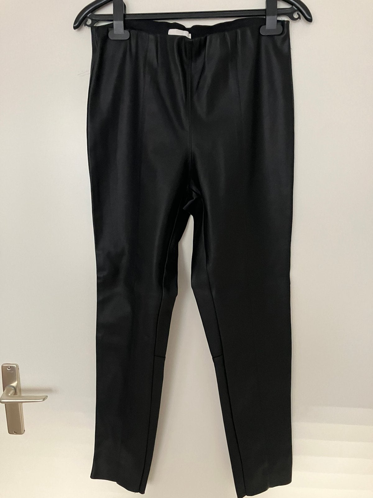 H&M nep leren broek mt 42, Zwart, Maat 42/44 (L), Ophalen of Verzenden, Zo goed als nieuw