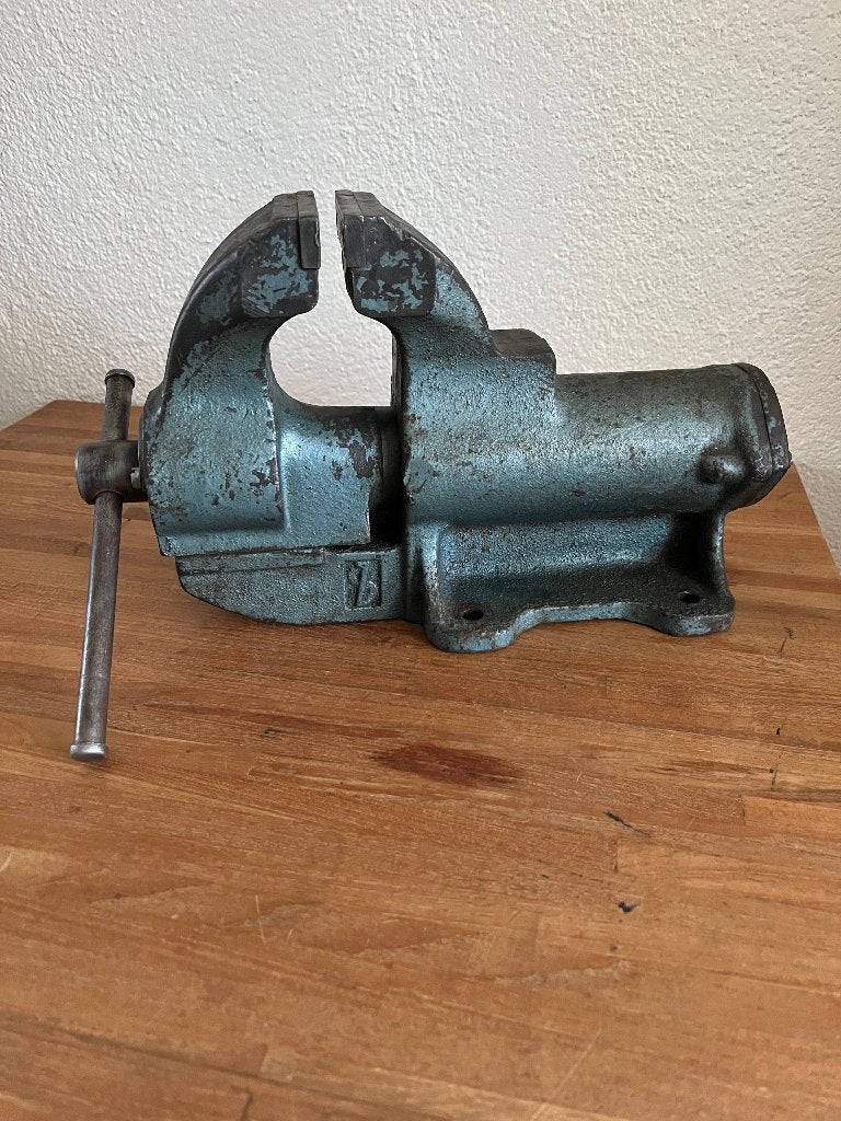 Degelijke LES S80 bankschroef . 80 mm . IZGST ., Doe-het-zelf en Verbouw, Werkbanken, Ophalen of Verzenden, Gebruikt, Bankschroef