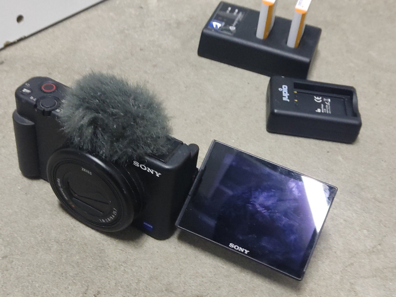 Sony ZV-1 Vlogging Camera met Accessoires, Accu, Kantelbaar/draaibaar scherm, Ophalen of Verzenden, Zo goed als nieuw
