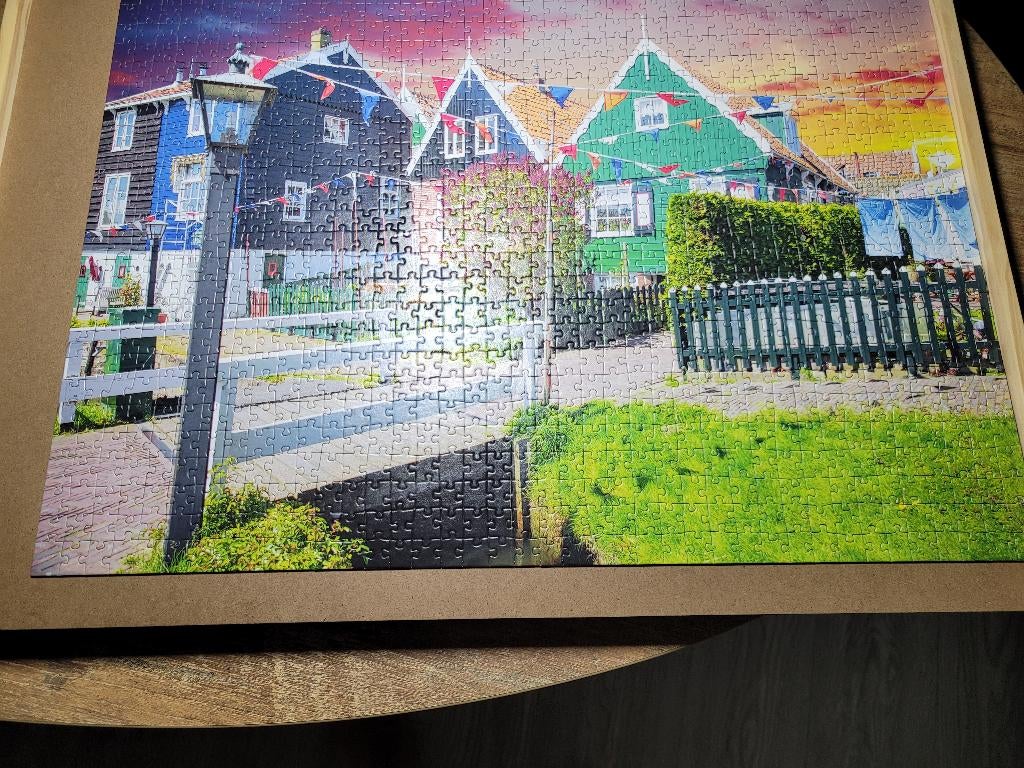 KONINGSDAG IN VOLENDAM 1000 stukjes kost 2,50, Hobby en Vrije tijd, Denksport en Puzzels, Zo goed als nieuw, Legpuzzel, 500 t/m 1500 stukjes
