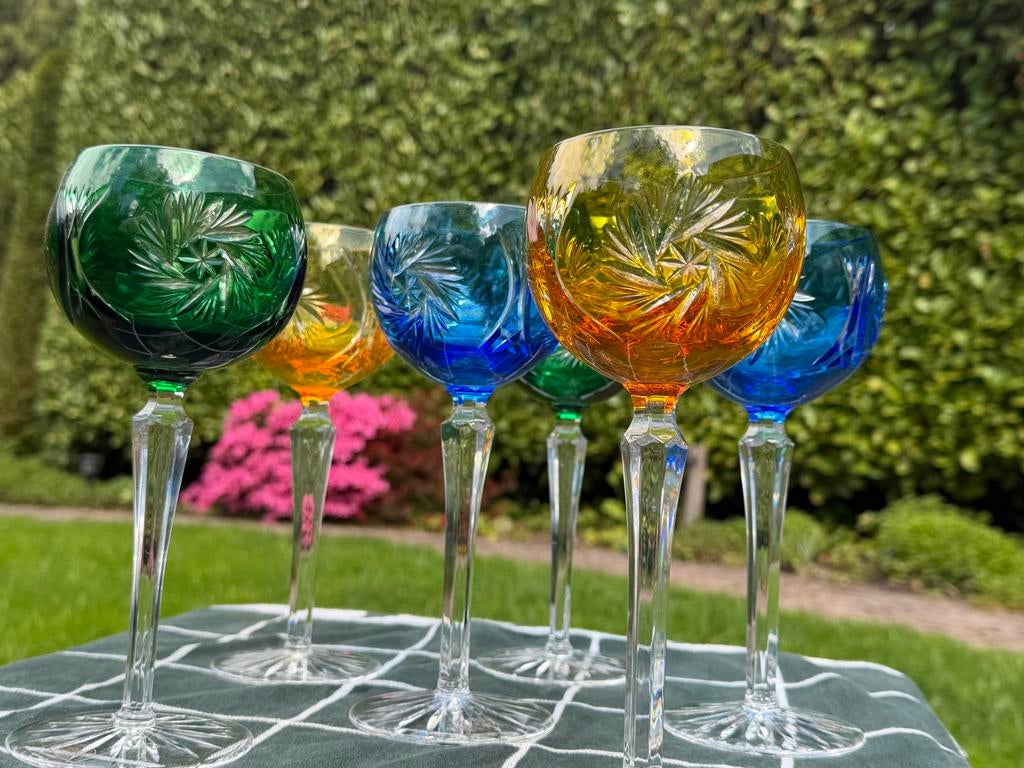 Set van 6 gekleurde met hand geslepen loodkristal glazen, Antiek en Kunst, Ophalen