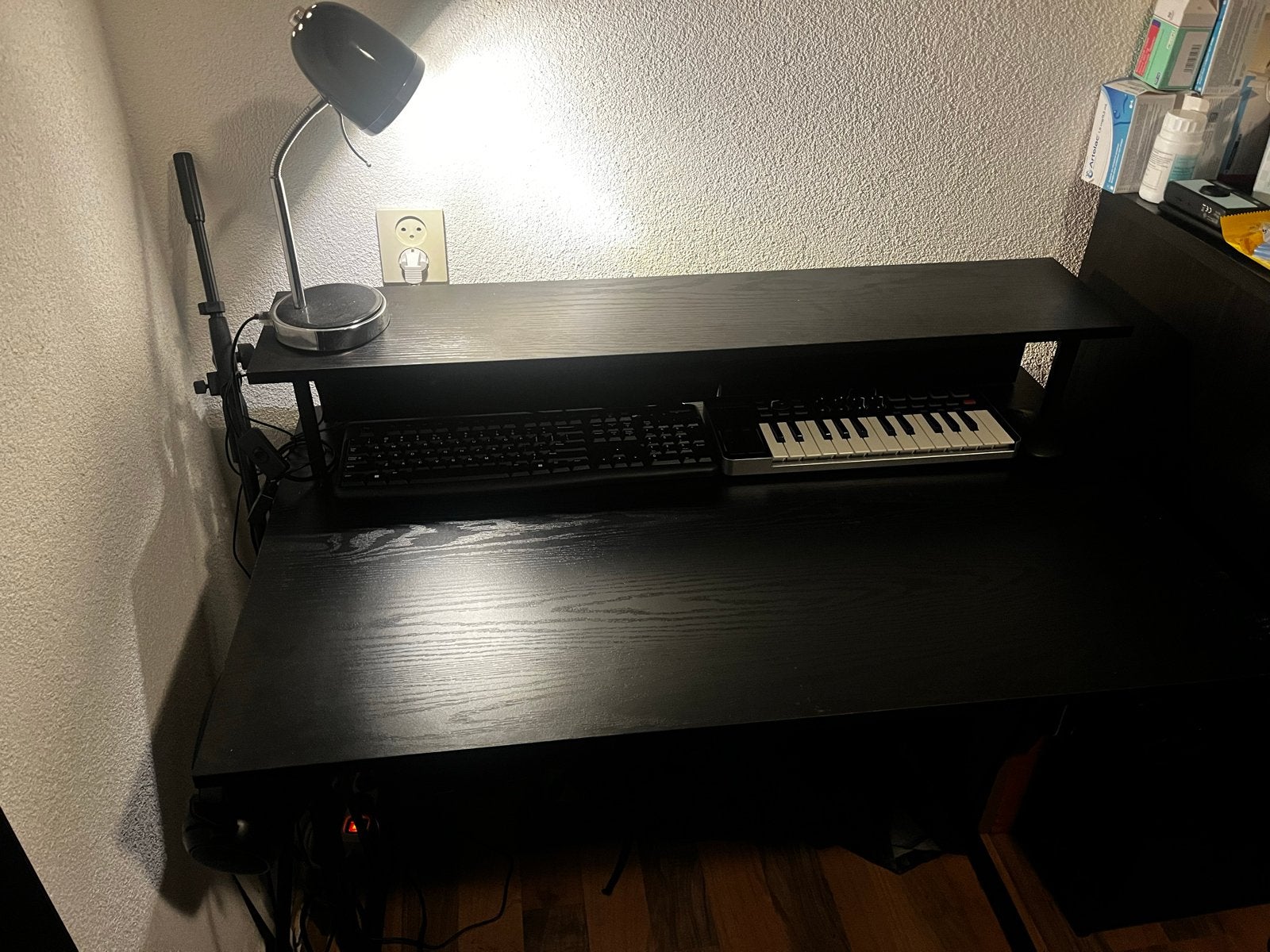 Zwart bureau met USB/stopcontact, koptelefoonhouders en LED, Huis en Inrichting, Bureaus, Ophalen, Zo goed als nieuw, Gamingbureau