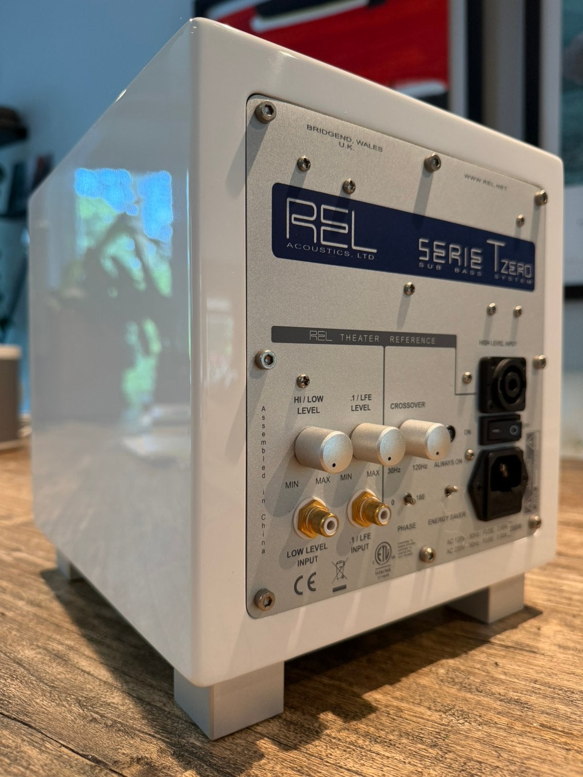 REL T ZERO subwoofer wit in nieuwstaat, Subwoofer, Zo goed als nieuw, 120 watt of meer, Ophalen