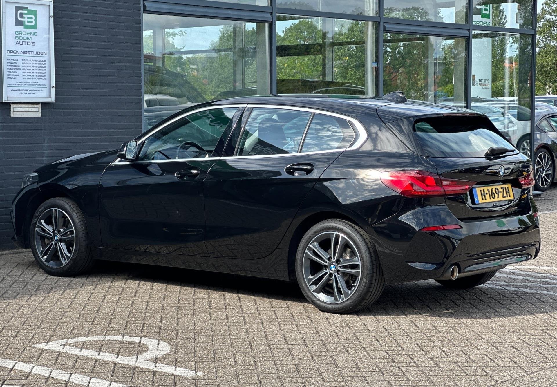 BMW 1-serie 118i Executive Edition/1STE EIG/NAVI/CARPLAY/LED, Auto's, Dealer onderhouden, Gebruikt, Leder en Stof, Zwart