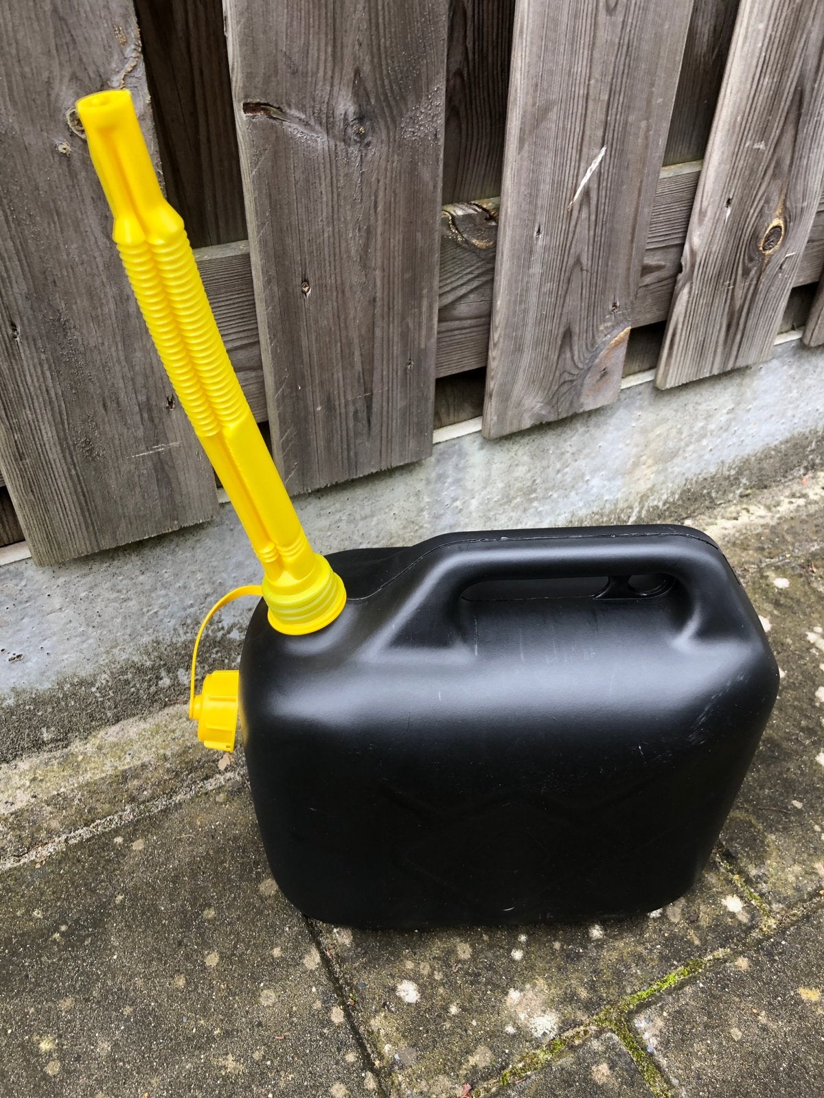 Jerrycan  Kunststof met schenktuit, Auto diversen, Ophalen of Verzenden, Zo goed als nieuw