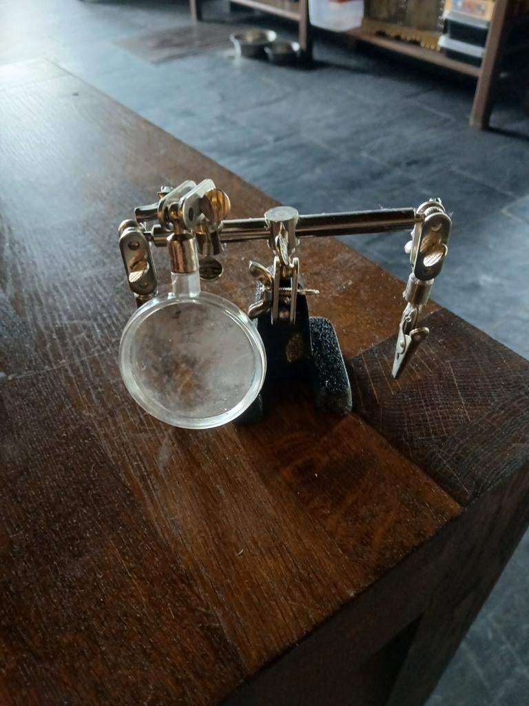Stukje gereedschap met klemmen en vergrootglas, Hobby en Vrije tijd, Ophalen of Verzenden, Vergrootglas of Loep