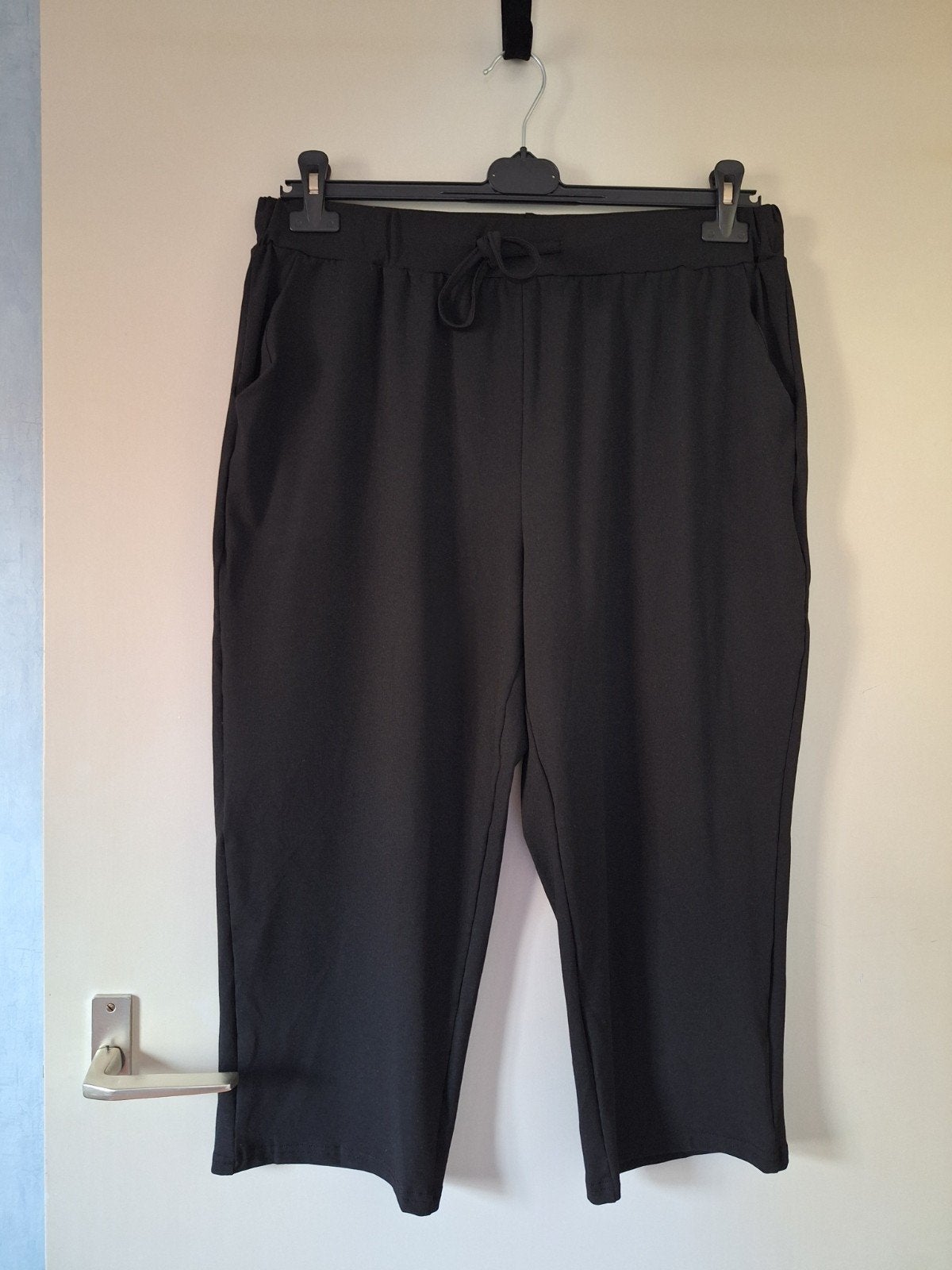 Zwarte capri broek maat 46/48 met aansnoerkoord, Zwart, Maat 46/48 (XL) of groter, Ophalen of Verzenden, Zo goed als nieuw