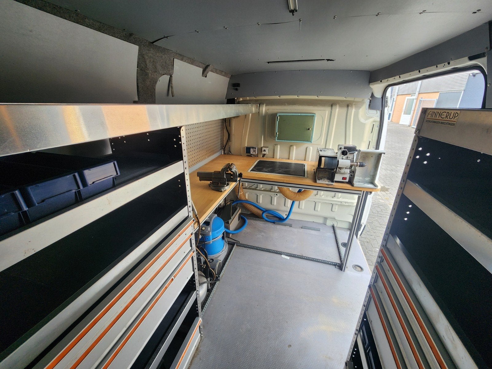 Professionele Werkplaatsinrichting voor Bus, Ophalen
