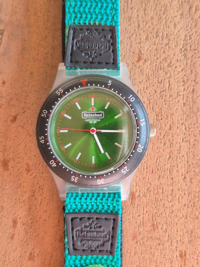 Heineken horloge met klittenbandsluiting - Werkt perfect!, Verzamelen, Biermerken, Ophalen of Verzenden, Zo goed als nieuw, Kleding