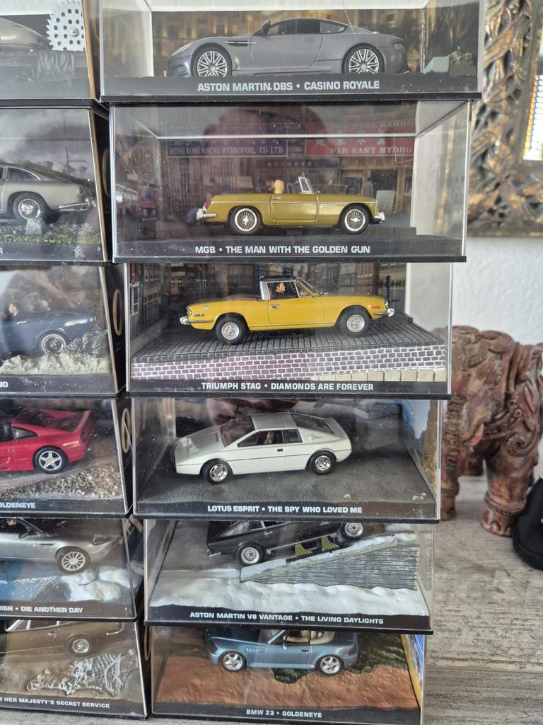 James Bond auto's - Diverse modellen uit de films, Auto, 1:32 tot 1:50, Zo goed als nieuw, Ophalen