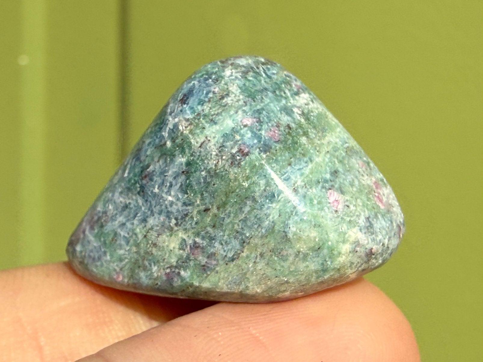 19 Fluorescerende Robijn in Fuchsiet edelsteen mineraeln, Ophalen of Verzenden, Mineraal