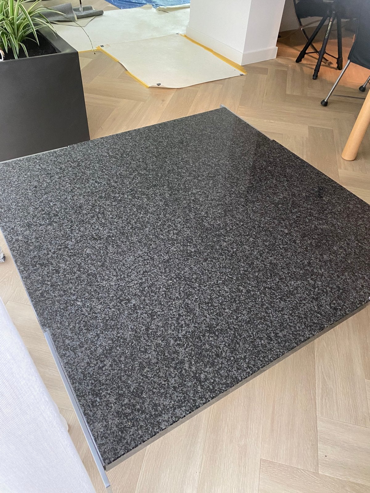 Granieten salontafel 100 cm x 100 cm met RVS poten, Ophalen, Modern design, 50 tot 100 cm, Overige materialen