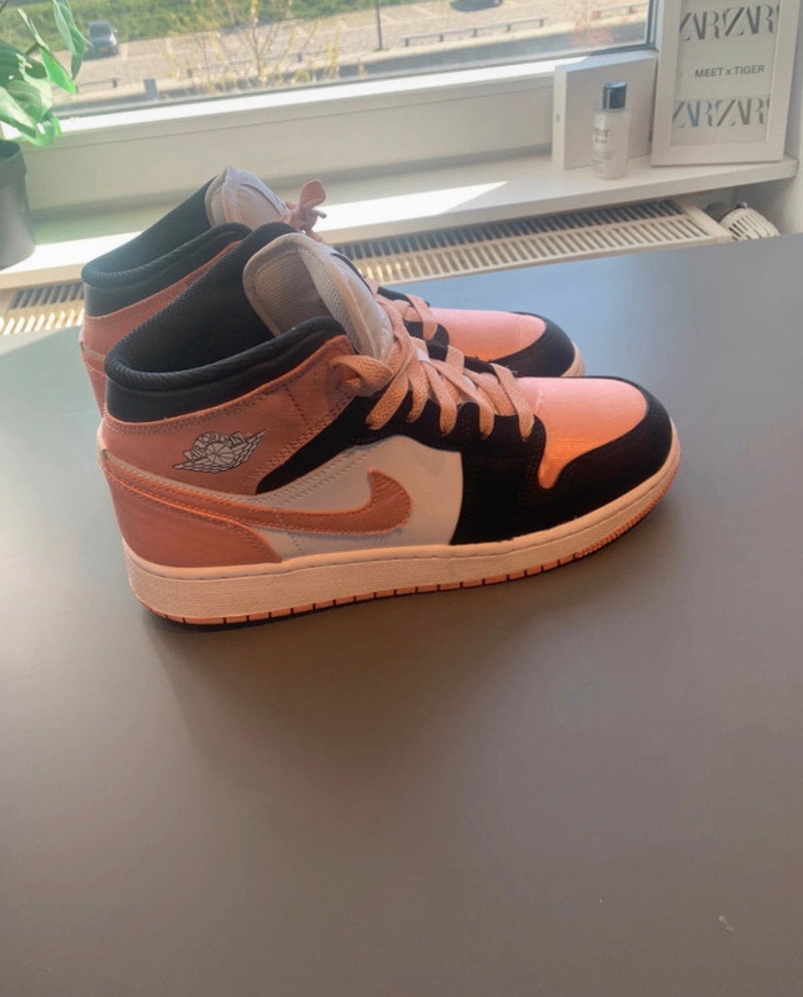 Jordan 1 mid roze, Kleding | Dames, Schoenen, Ophalen of Verzenden, Gedragen, Roze, Sneakers of Gympen