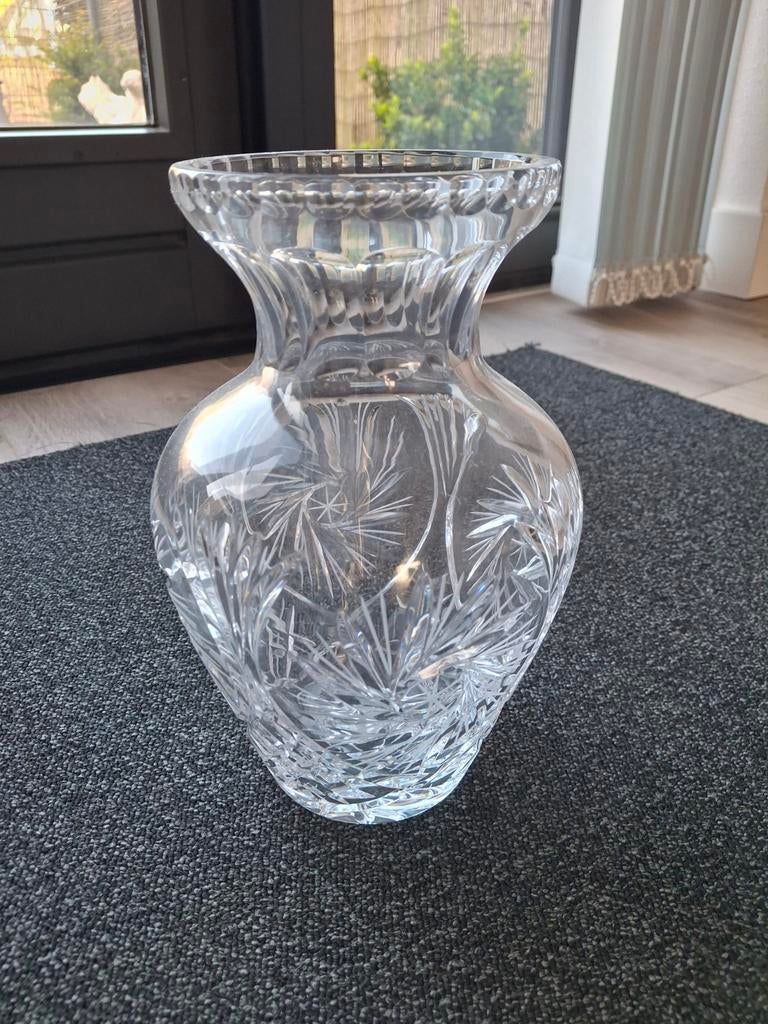 Prachtige kristallen vaas met geslepen decoratie, Ophalen