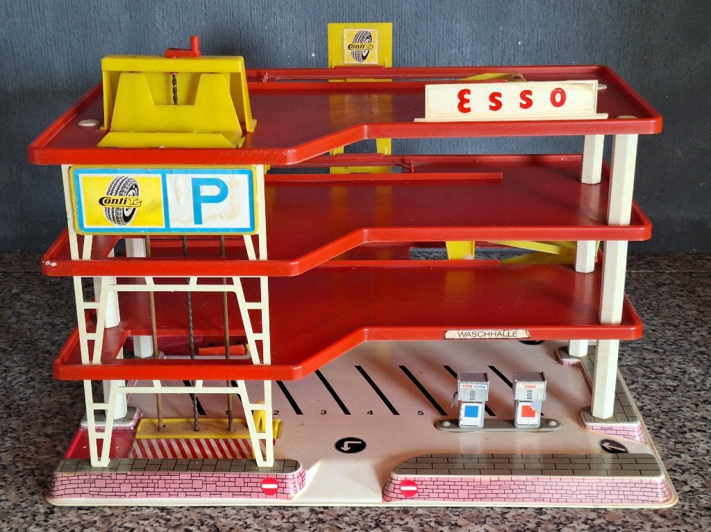 Vintage parkeergarage met lift en benzinepomp, Ophalen, Gebruikt, Auto's