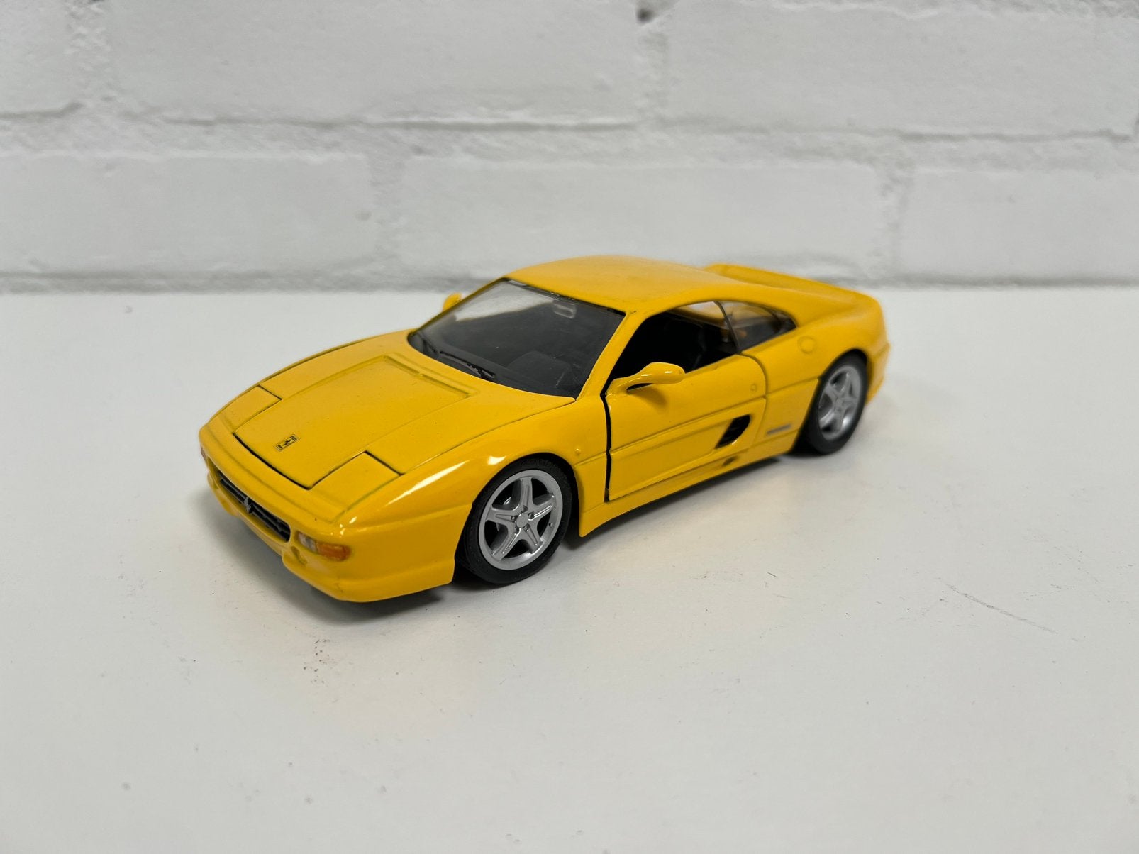 Te Koop : Vintage Ferrari F355 Maisto Geel Berlinetta, Ophalen of Verzenden, Zo goed als nieuw, Auto, Maisto