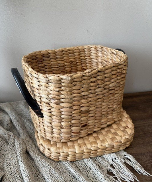 Grove rieten mand met deksel, Huis en Inrichting, Met deksel, -, Nieuw, Ophalen of Verzenden