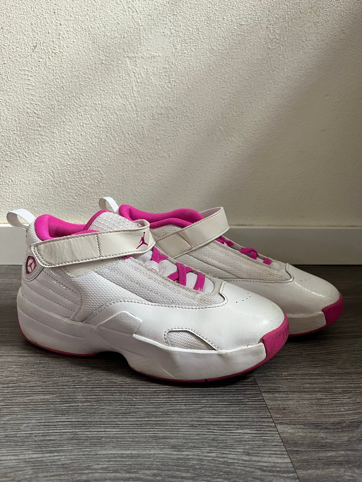Jordan sneakers maat 34 - Roze met wit - Zo goed als nieuw, Kinderen en Baby's, Ophalen of Verzenden, Zo goed als nieuw, Meisje
