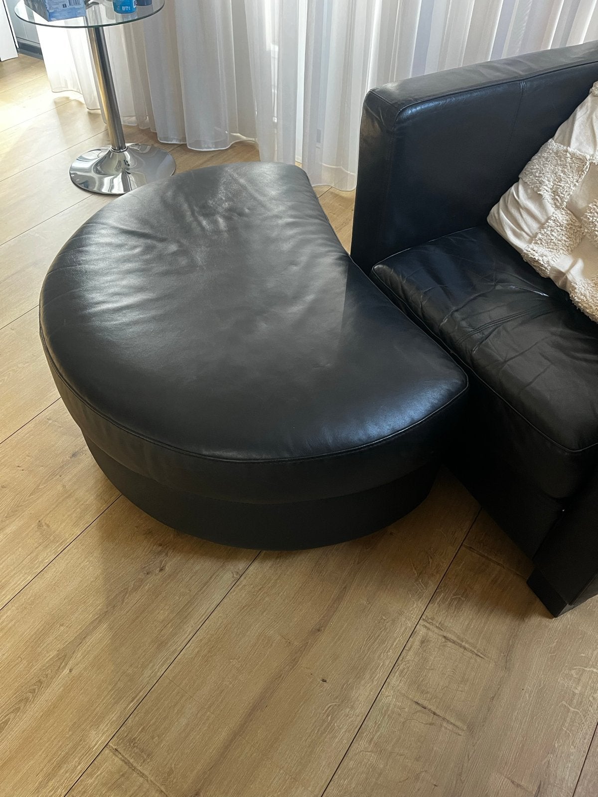 Zwarte leren hocker/poef - Halfrond, Ophalen, Gebruikt, Leer, 75 tot 100 cm