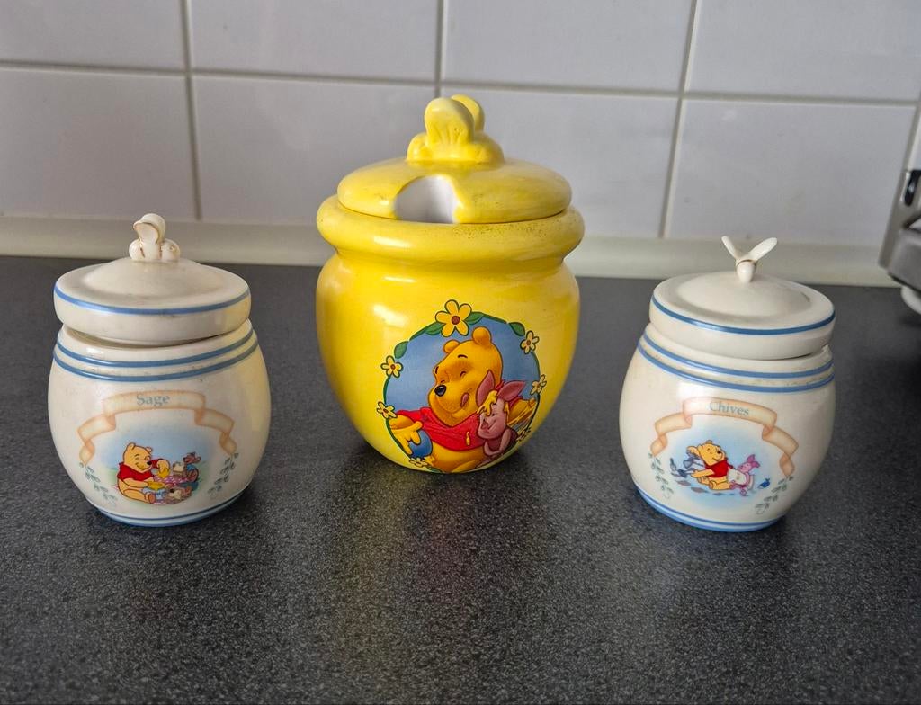 Winnie The Pooh
2 leuke kruiden potjes en
1 suiker pot, Ophalen of Verzenden, Winnie de Poeh of vrienden, Zo goed als nieuw