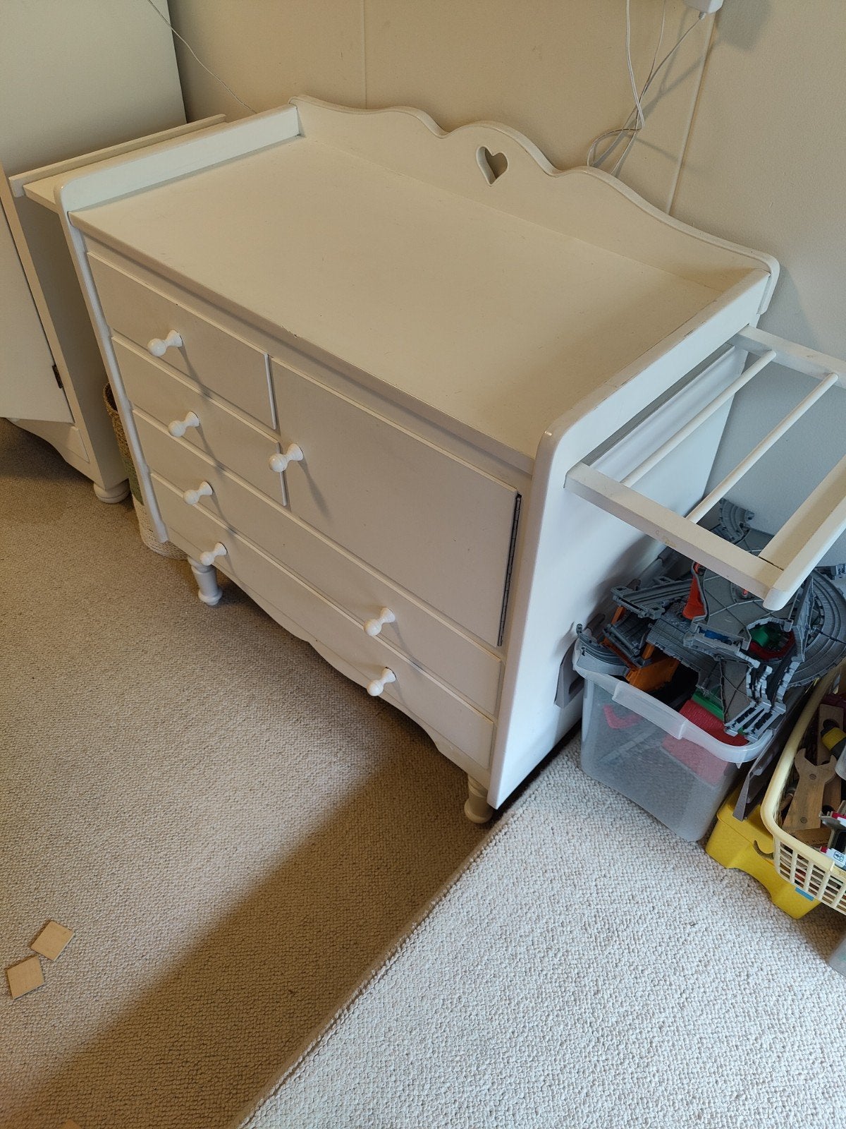 Witte Commode met Hartjesdetail en Uitschuifbaar Blad, Ophalen, Gebruikt, 50 tot 70 cm, 75 tot 100 cm
