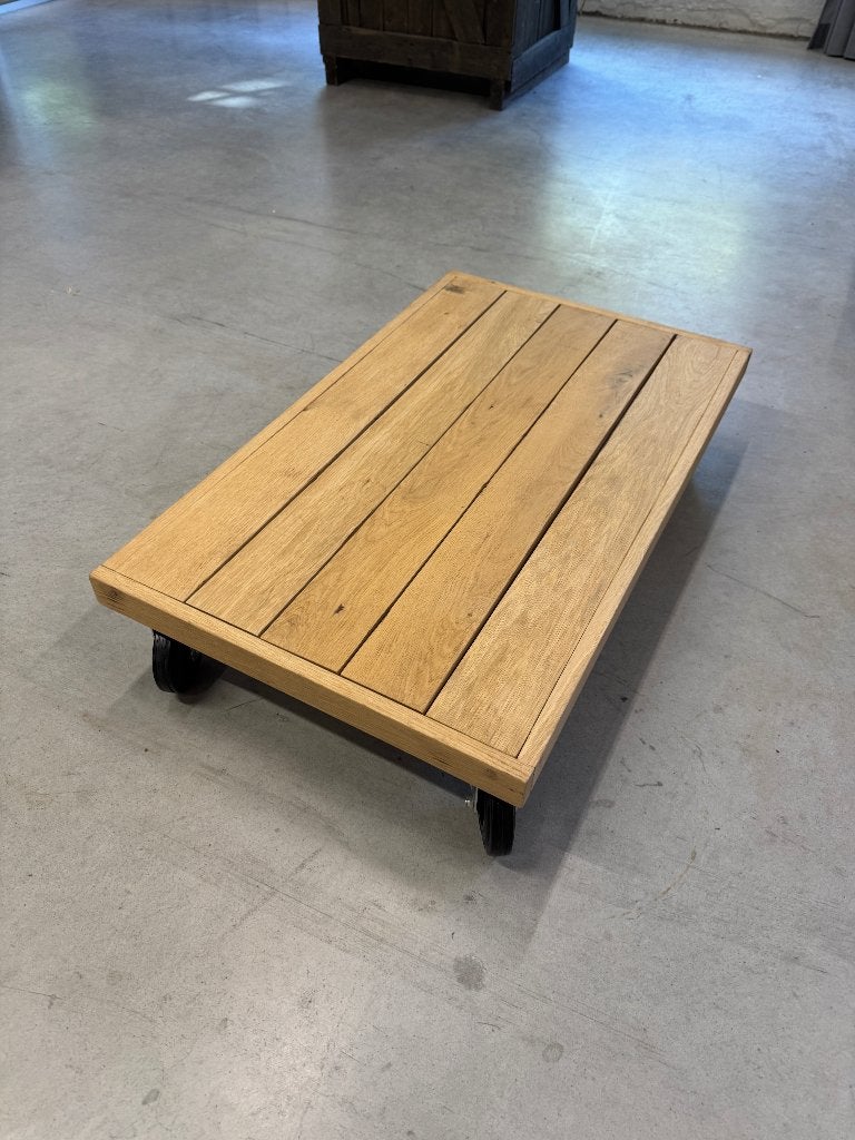 Te Koop: Robuust Eikenhouten Bijzettafeltje op Wieltjes, Huis en Inrichting, Tafels | Bijzettafels, Minder dan 55 cm, Zo goed als nieuw