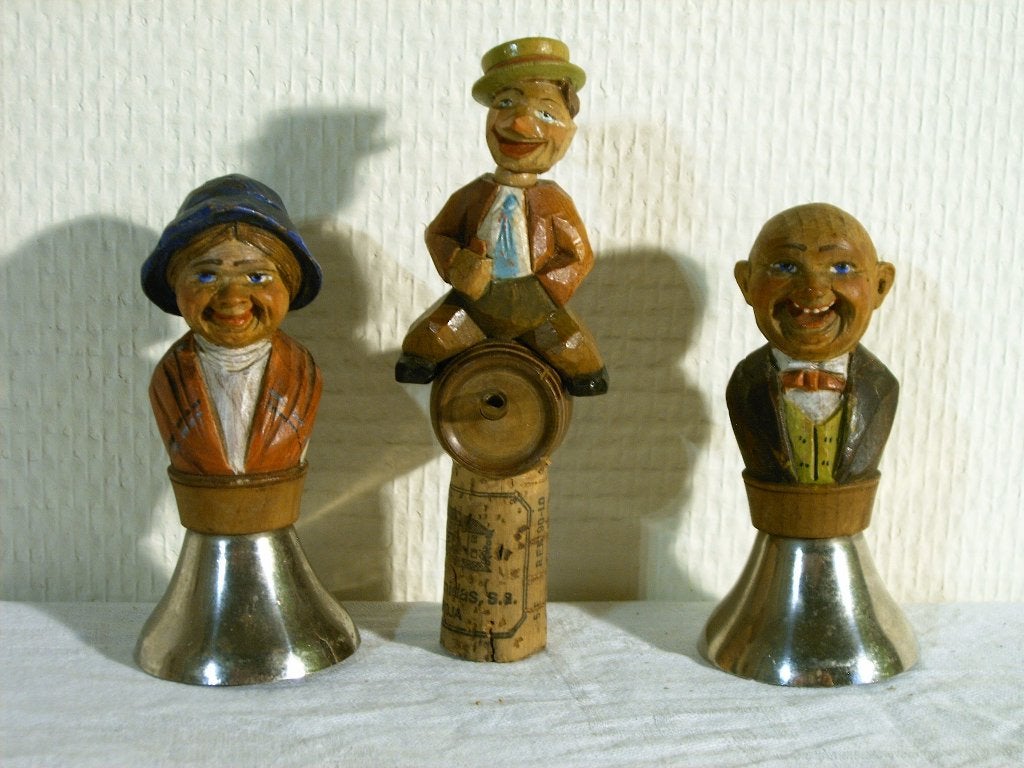 Twee tafelbelletjes en schenkkurk., Ophalen of Verzenden