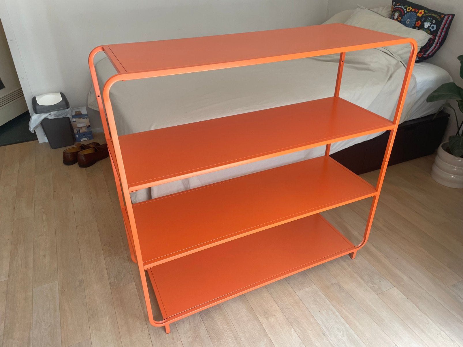 Oranje stalen stellingkast, Ophalen, Zo goed als nieuw