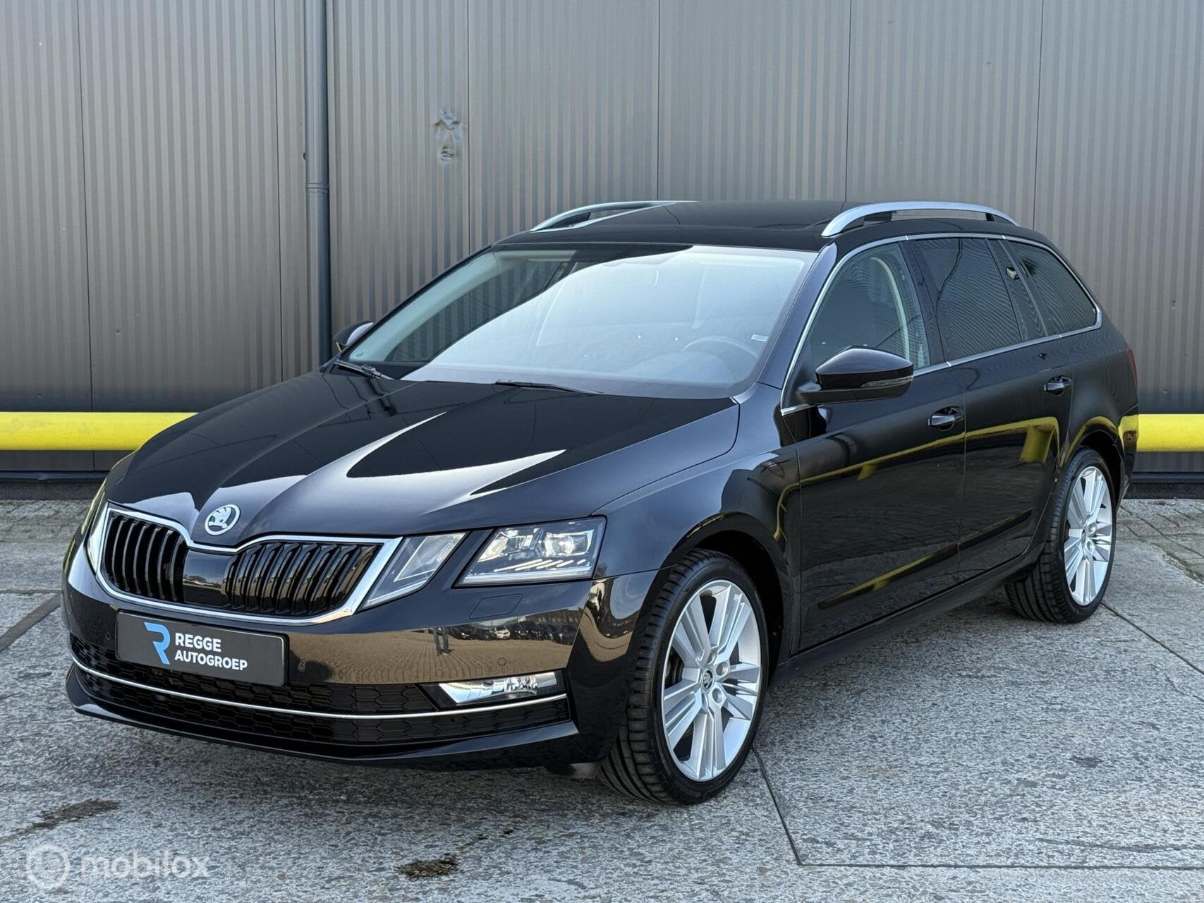 Skoda Octavia Combi 1.8 TSI Style PANORAMADAK | AUTOMAAT |, Auto's, Gebruikt, 4 cilinders, 179 pk, Zwart