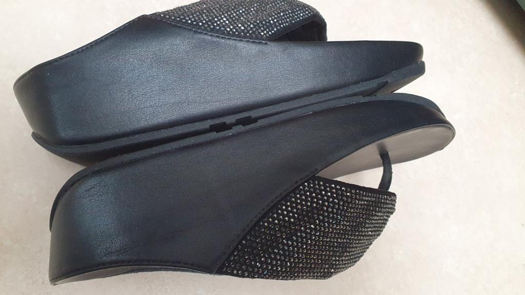 FitFlop slippers met glitterbandje, maat 38, Kleding | Dames, Schoenen, Slippers, Verzenden, Zwart, FitFlop