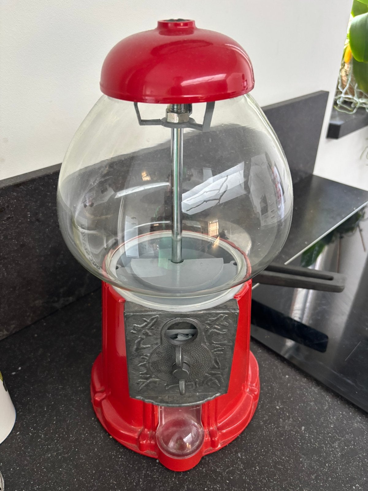 Grote kauwgomballen of pinda automaat werkend en compleet, Ophalen, Zo goed als nieuw