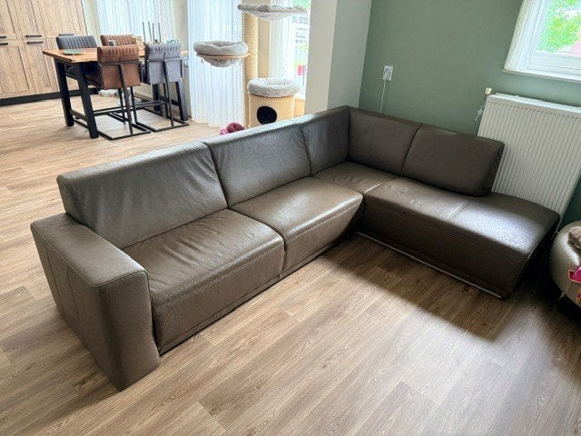 Modern lederen hoekbank in taupe, Huis en Inrichting, Ophalen, 250 tot 300 cm, Gebruikt, Hoekbank