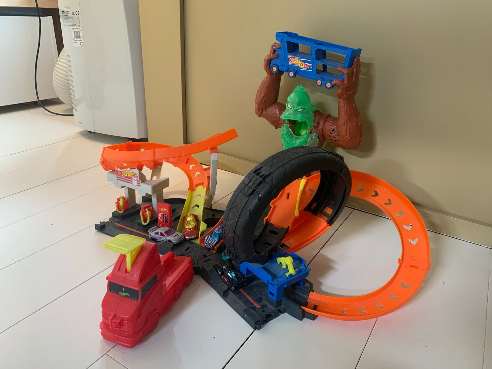 Hot Wheels Gorilla City Attack Baanset met 5 auto's, Ophalen, Gebruikt