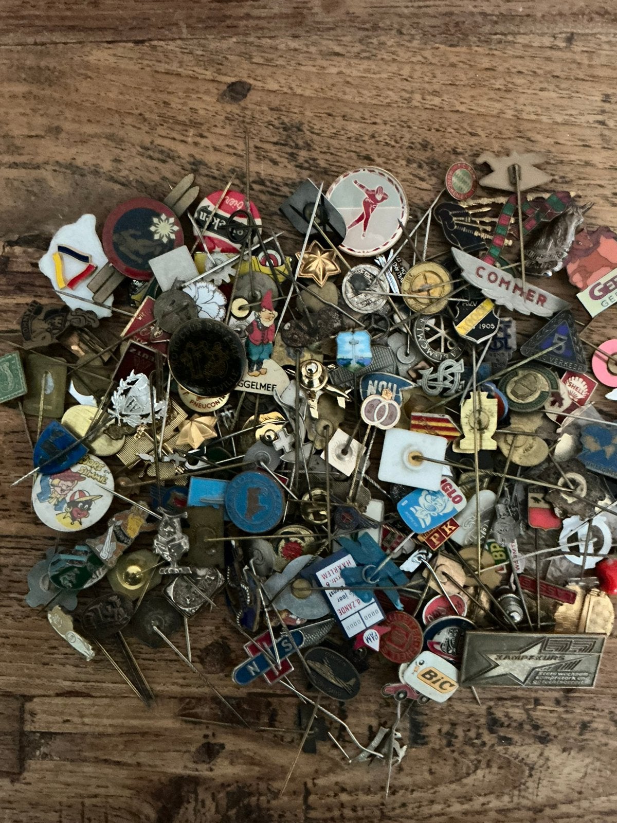 Veel oude speldjes, Verzamelen, Speldjes, Pins en Buttons, Ophalen of Verzenden, Gebruikt, Overige onderwerpen
